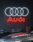 Néon LED mural logo Audi quatre anneaux allumé dans un showroom, déco garage