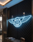 Néon LED mural logo Bentley B ailé allumé dans un intérieur luxe, déco GT