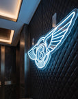 Néon LED mural logo Bentley B ailé allumé dans un intérieur luxe, déco GT
