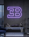 Néon LED mural monogramme EB Bugatti allumé dans un salon, déco hypercar