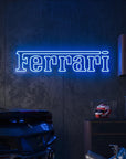 Néon LED mural logo Ferrari allumé dans un garage, déco supercar italienne