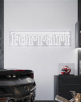 Néon LED mural logo Ferrari allumé dans un garage, déco supercar italienne