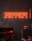 Néon LED mural logo Ferrari allumé dans un garage, déco supercar italienne