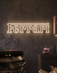 Néon LED mural logo Ferrari allumé dans un garage, déco supercar italienne