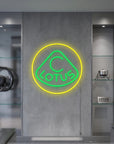Néon LED mural logo Lotus allumé dans un intérieur, déco garage voiture de sport