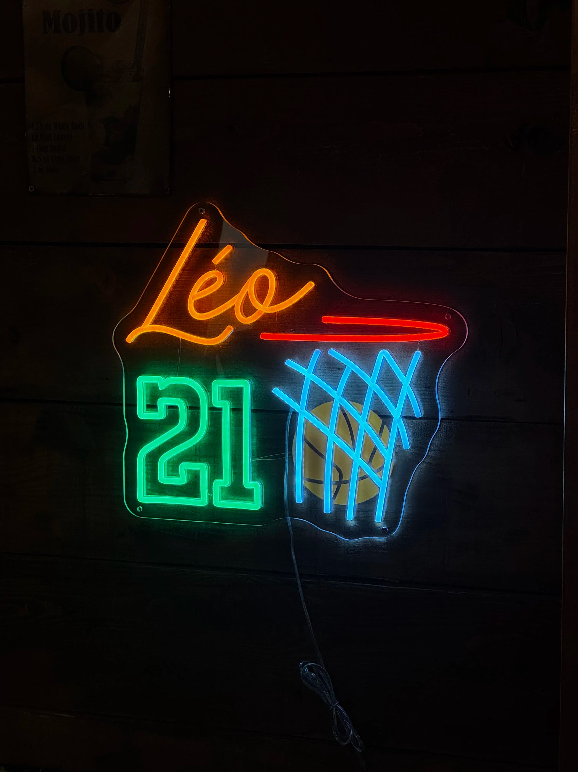 Enseigne lumineuse la nuit : horaires, exceptions et amendes en 2026