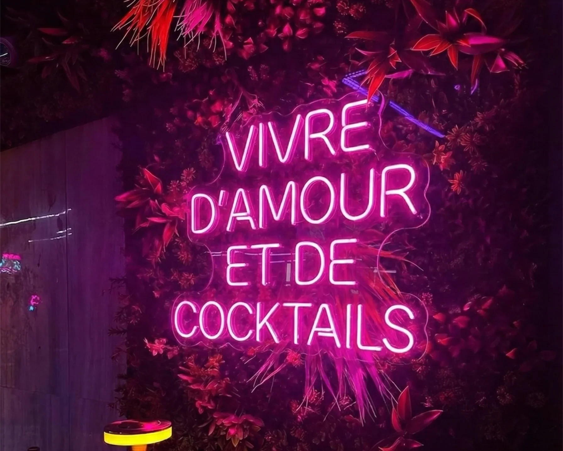 Néon LED : 10 idées pour décorer votre intérieur pièce par pièce