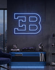 Néon LED mural monogramme EB Bugatti allumé dans un salon, déco hypercar