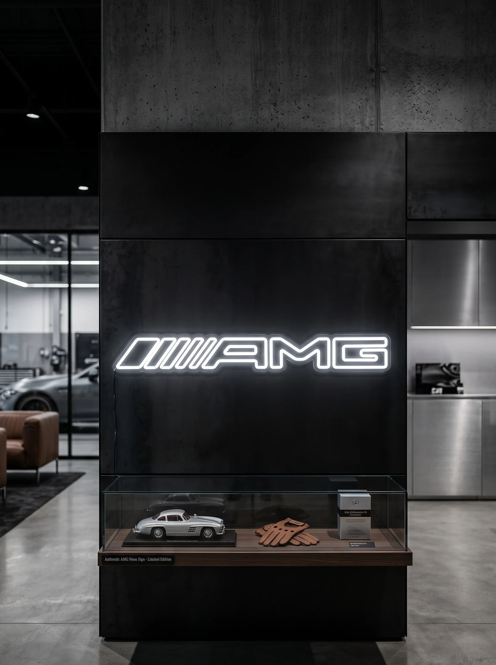 Néon LED mural logo AMG allumé dans un showroom, déco garage voiture sportive