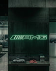 Néon LED mural logo AMG allumé dans un showroom, déco garage voiture sportive