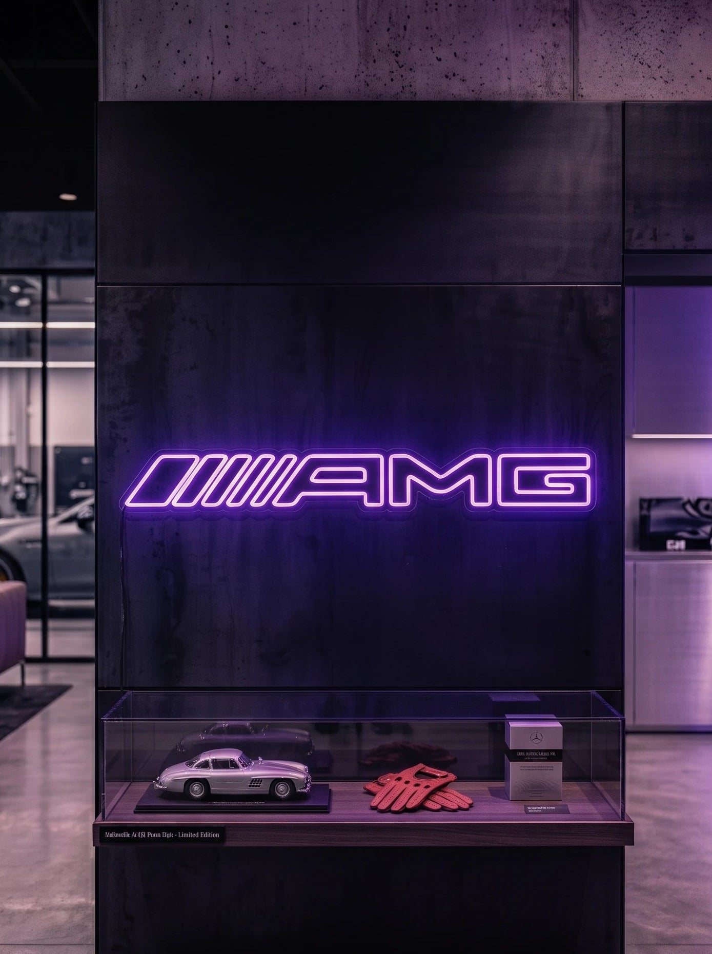 Néon LED mural logo AMG allumé dans un showroom, déco garage voiture sportive