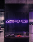 Néon LED mural logo AMG allumé dans un showroom, déco garage voiture sportive