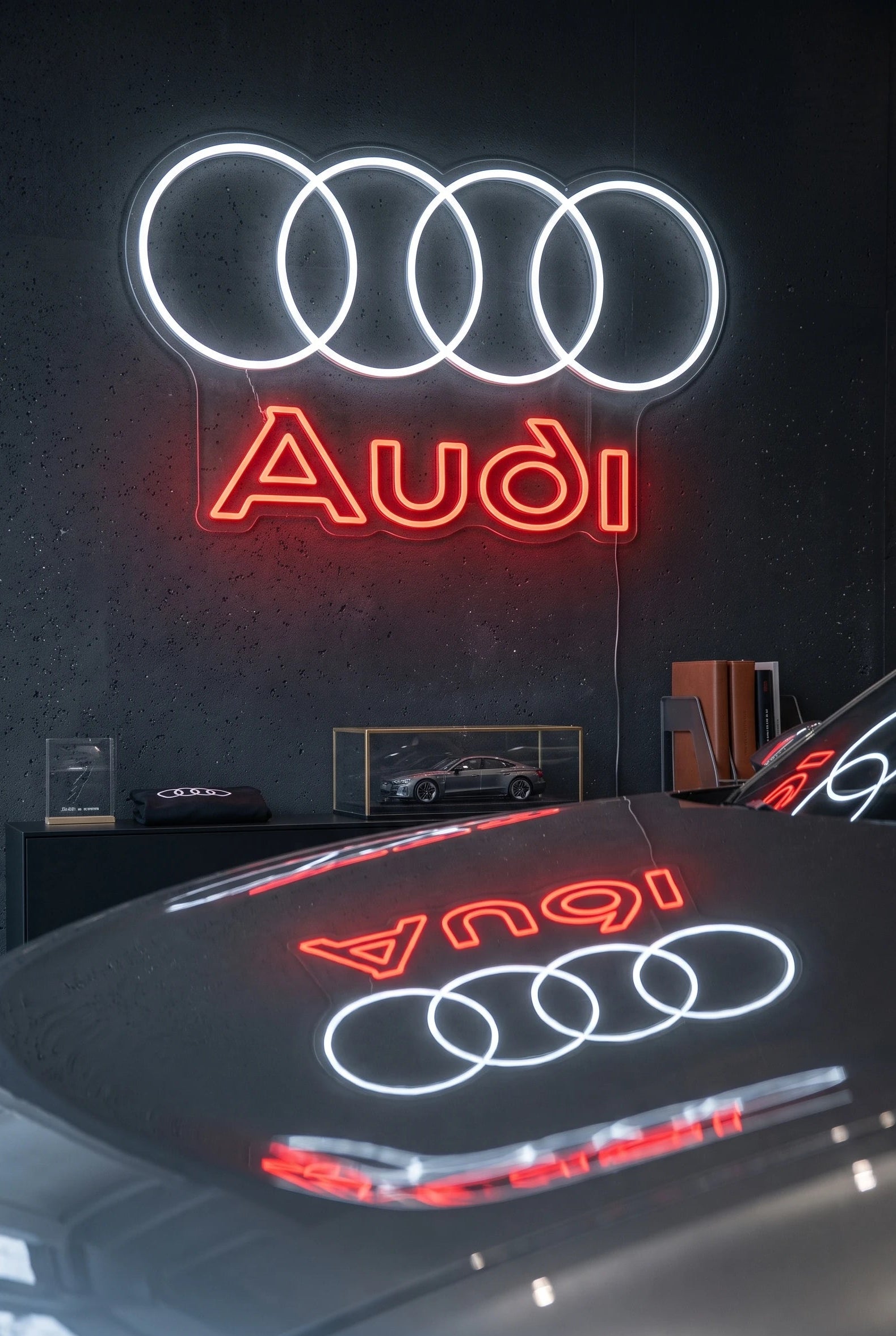 Néon LED mural logo Audi quatre anneaux allumé dans un showroom, déco garage