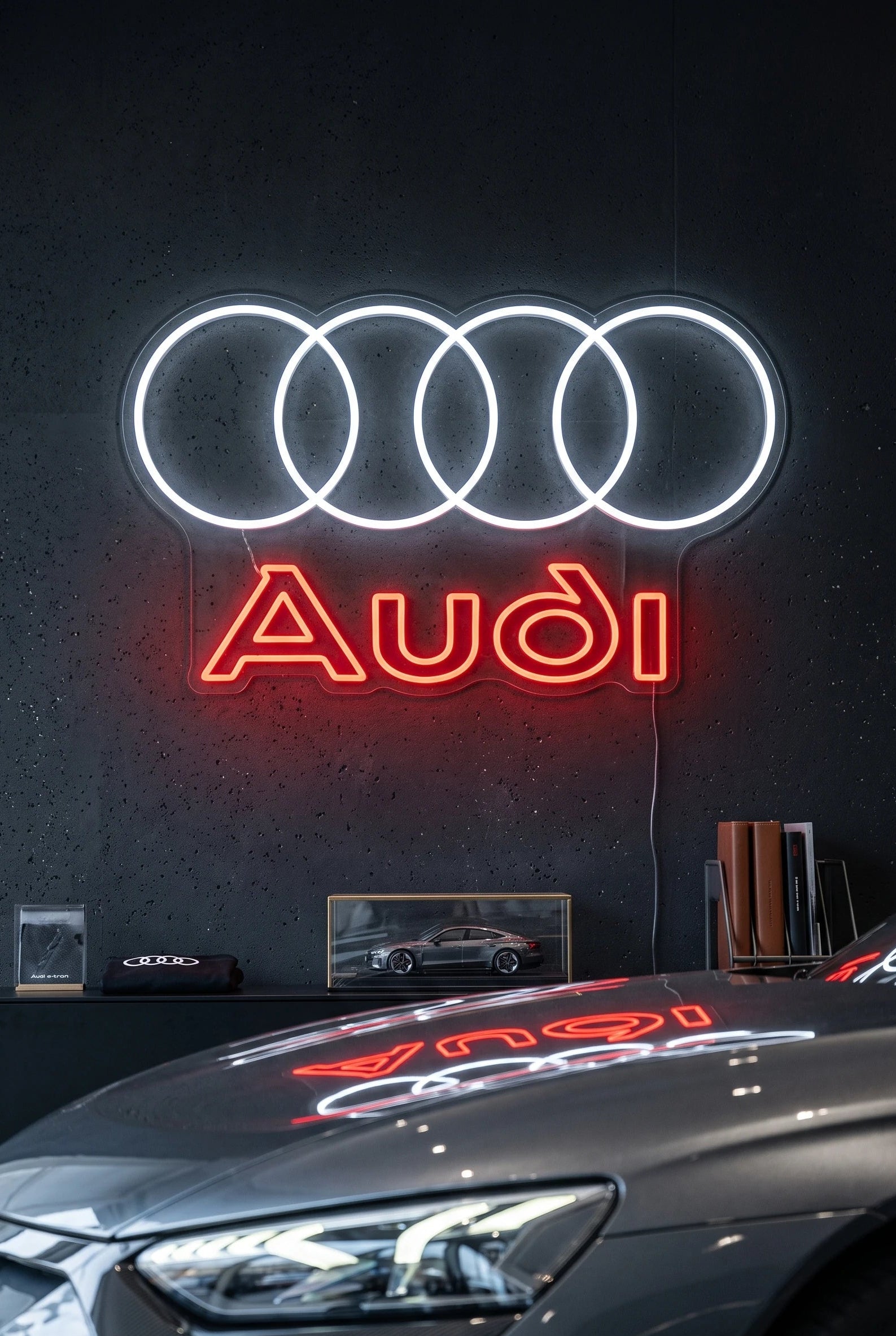 Néon LED mural logo Audi quatre anneaux allumé dans un showroom, déco garage