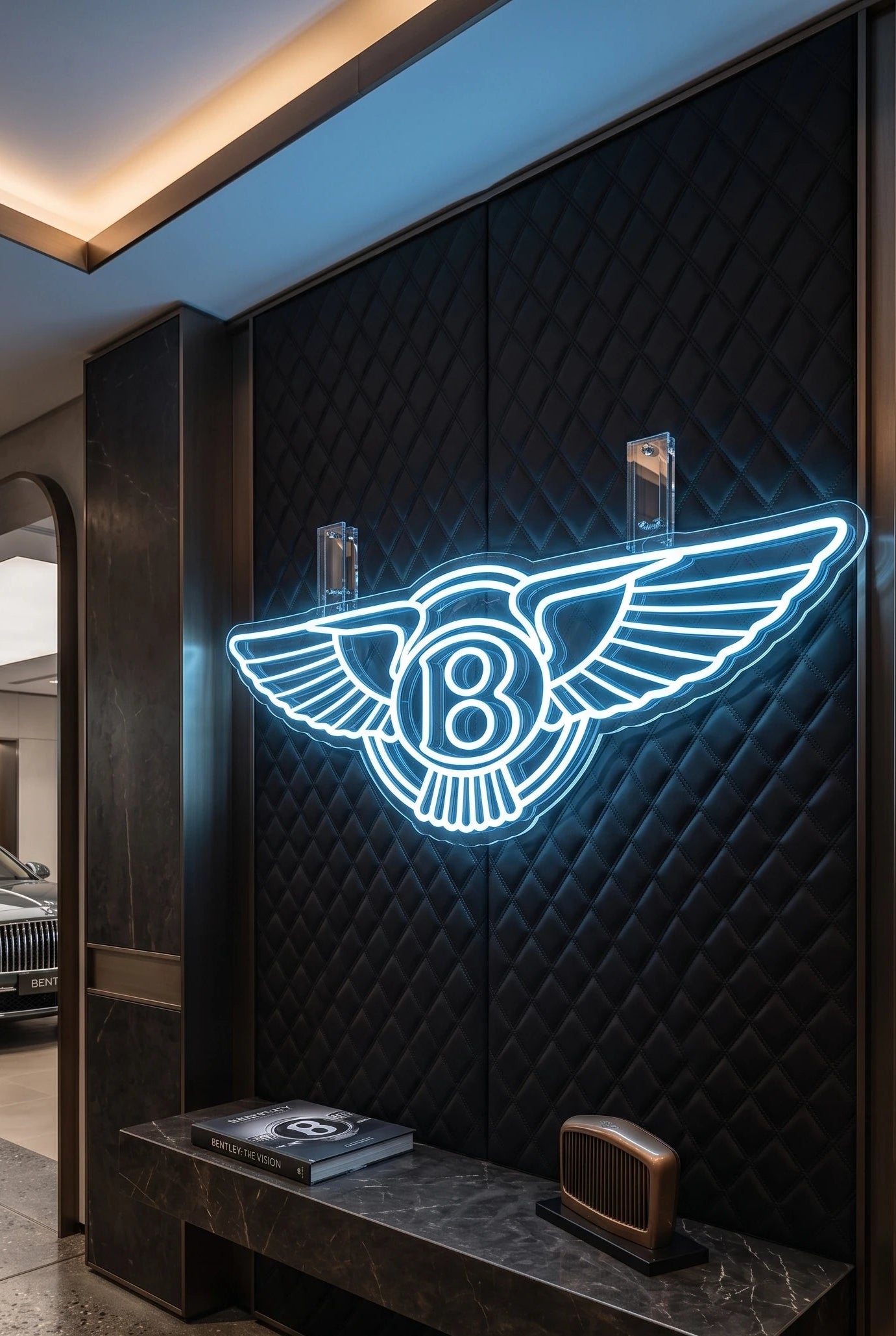 Néon LED mural logo Bentley B ailé allumé dans un intérieur luxe, déco GT