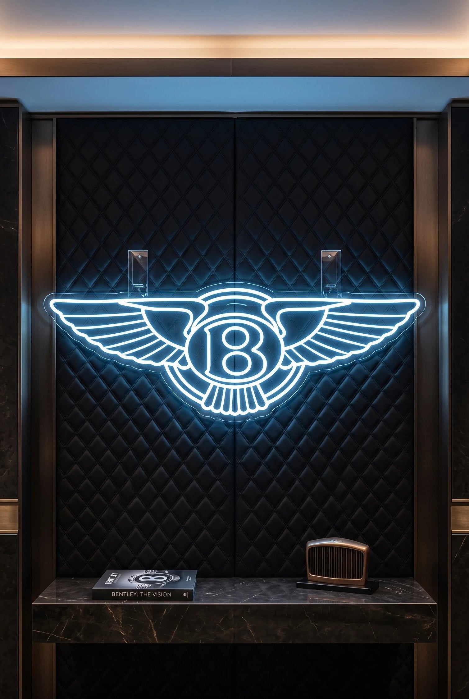 Néon LED mural logo Bentley B ailé allumé dans un intérieur luxe, déco GT