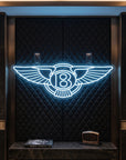 Néon LED mural logo Bentley B ailé allumé dans un intérieur luxe, déco GT