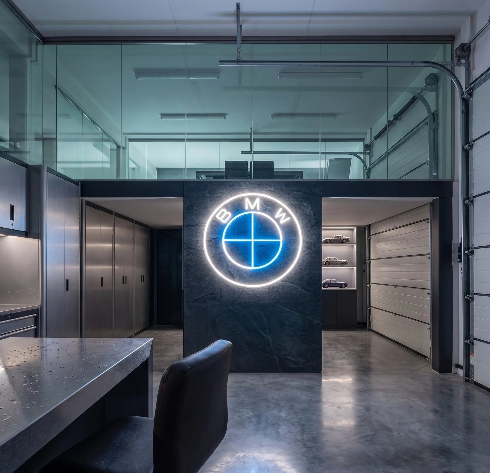 Néon LED mural logo BMW allumé dans un garage, déco voiture sportive