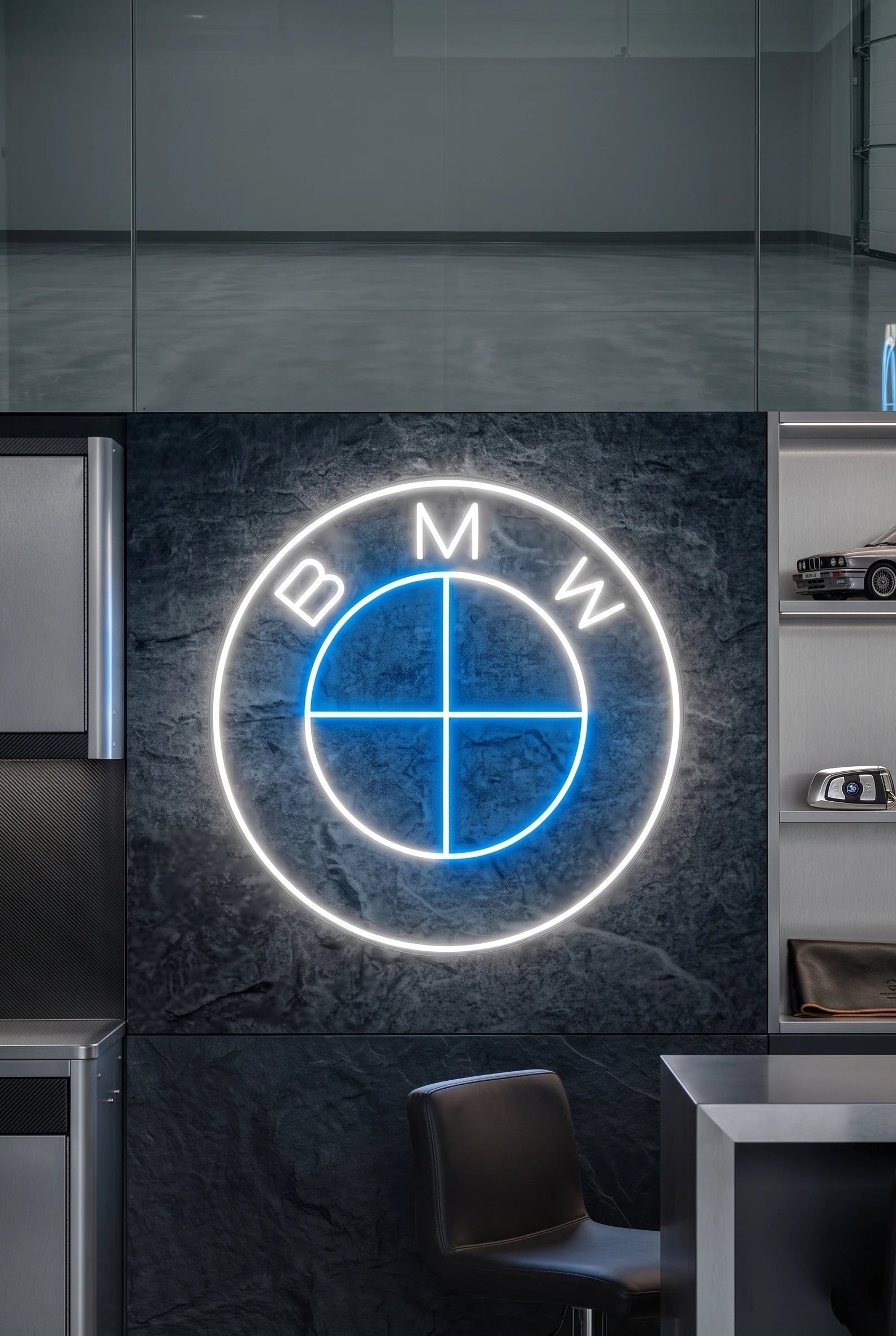 Néon LED mural logo BMW allumé dans un garage, déco voiture sportive