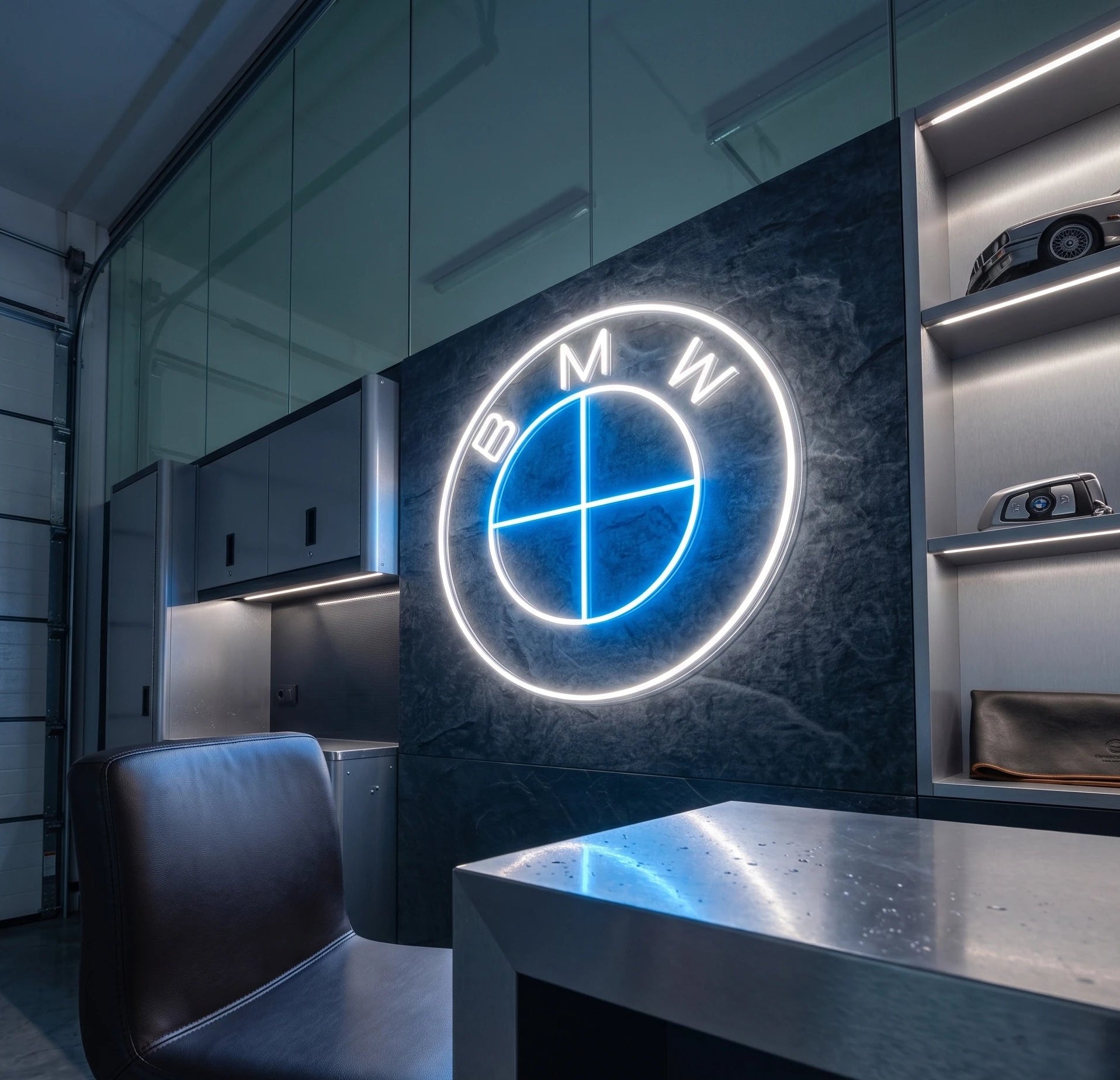 Néon LED mural logo BMW allumé dans un garage, déco voiture sportive
