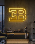 Néon LED mural monogramme EB Bugatti allumé dans un salon, déco hypercar