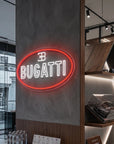 Néon LED mural au logo Bugatti allumé dans un showroom, déco garage hypercar