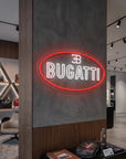 Néon LED mural au logo Bugatti allumé dans un showroom, déco garage hypercar