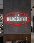 Néon LED mural au logo Bugatti allumé dans un showroom, déco garage hypercar