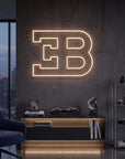 Néon LED mural monogramme EB Bugatti allumé dans un salon, déco hypercar
