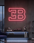 Néon LED mural monogramme EB Bugatti allumé dans un salon, déco hypercar
