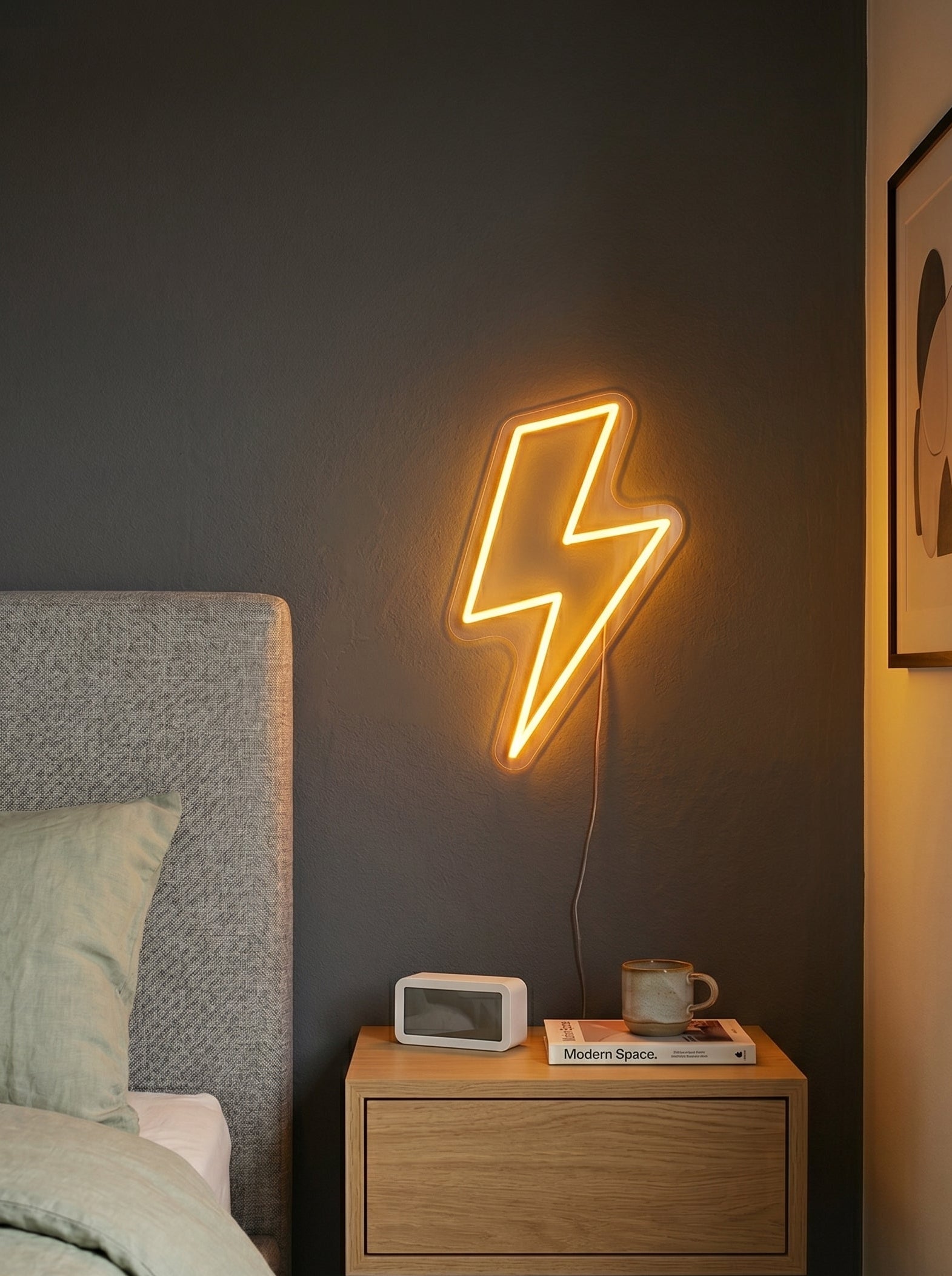 neon-led-eclair-foudre-rose-decoration-murale