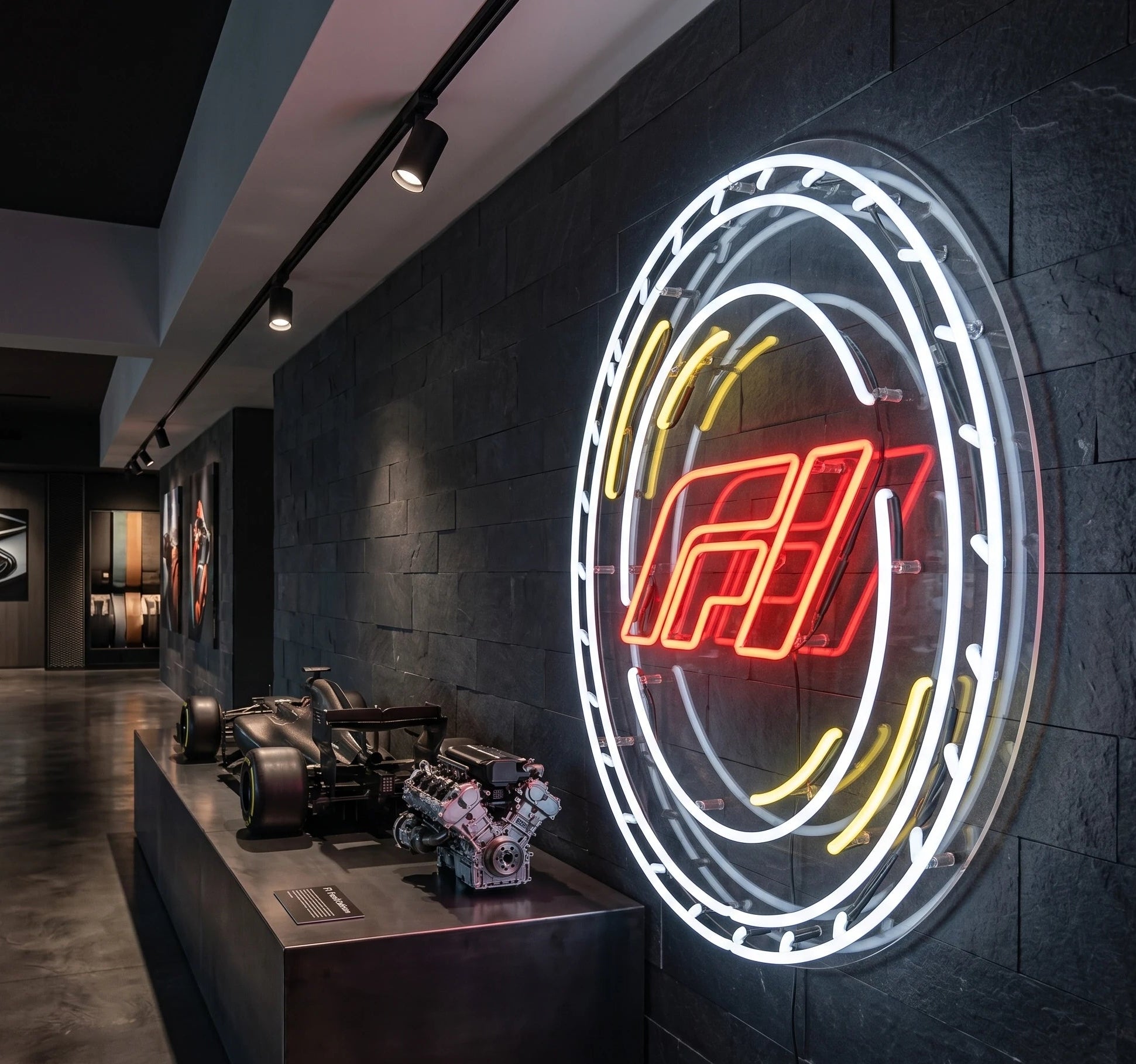 Néon LED mural logo F1 Formule 1 allumé, déco garage passionné de course