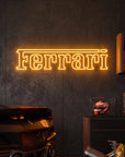 Néon LED mural logo Ferrari allumé dans un garage, déco supercar italienne