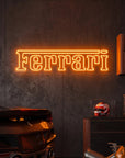 Néon LED mural logo Ferrari allumé dans un garage, déco supercar italienne