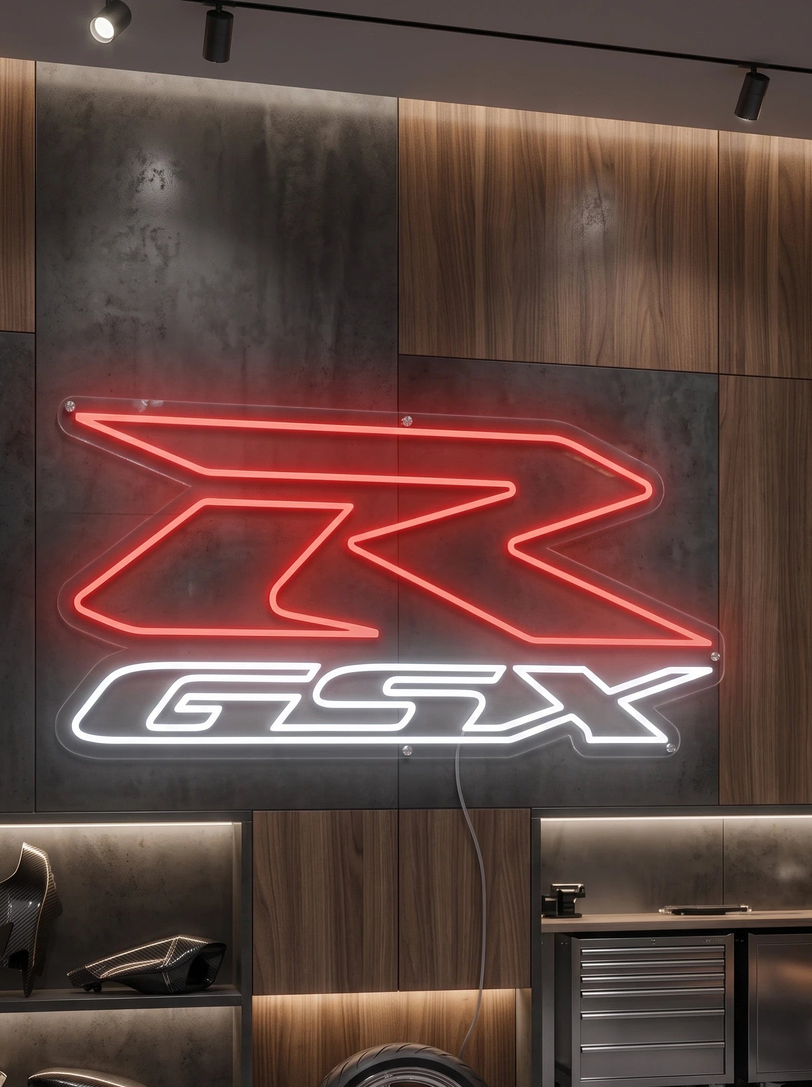 Néon LED mural logo Suzuki GSX-R allumé dans un garage moto, déco motard