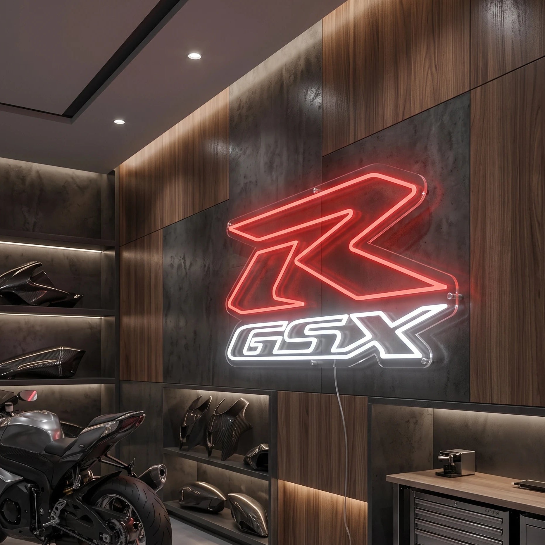 Néon LED mural logo Suzuki GSX-R allumé dans un garage moto, déco motard