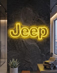 Néon LED mural logo Jeep allumé dans un intérieur, déco garage 4x4 tout-terrain