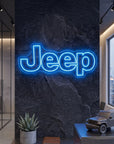 Néon LED mural logo Jeep allumé dans un intérieur, déco garage 4x4 tout-terrain