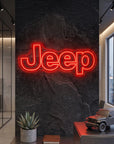 Néon LED mural logo Jeep allumé dans un intérieur, déco garage 4x4 tout-terrain
