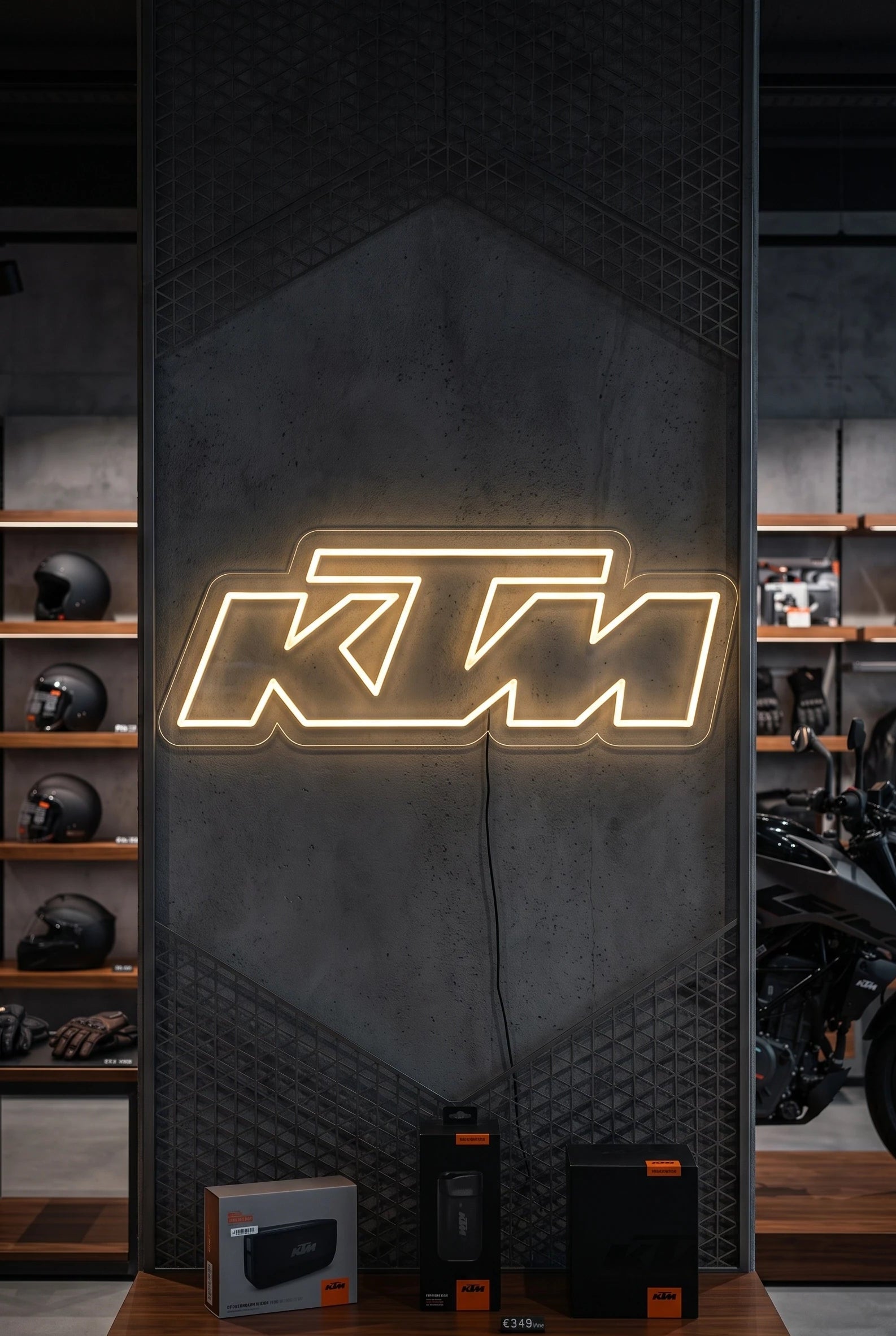 Néon LED mural logo KTM allumé dans un magasin moto, déco garage motard