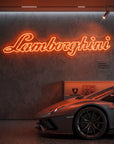 Néon LED mural logo Lamborghini allumé dans un garage, déco supercar italienne