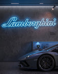 Néon LED mural logo Lamborghini allumé dans un garage, déco supercar italienne