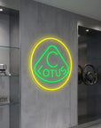 Néon LED mural logo Lotus allumé dans un intérieur, déco garage voiture de sport