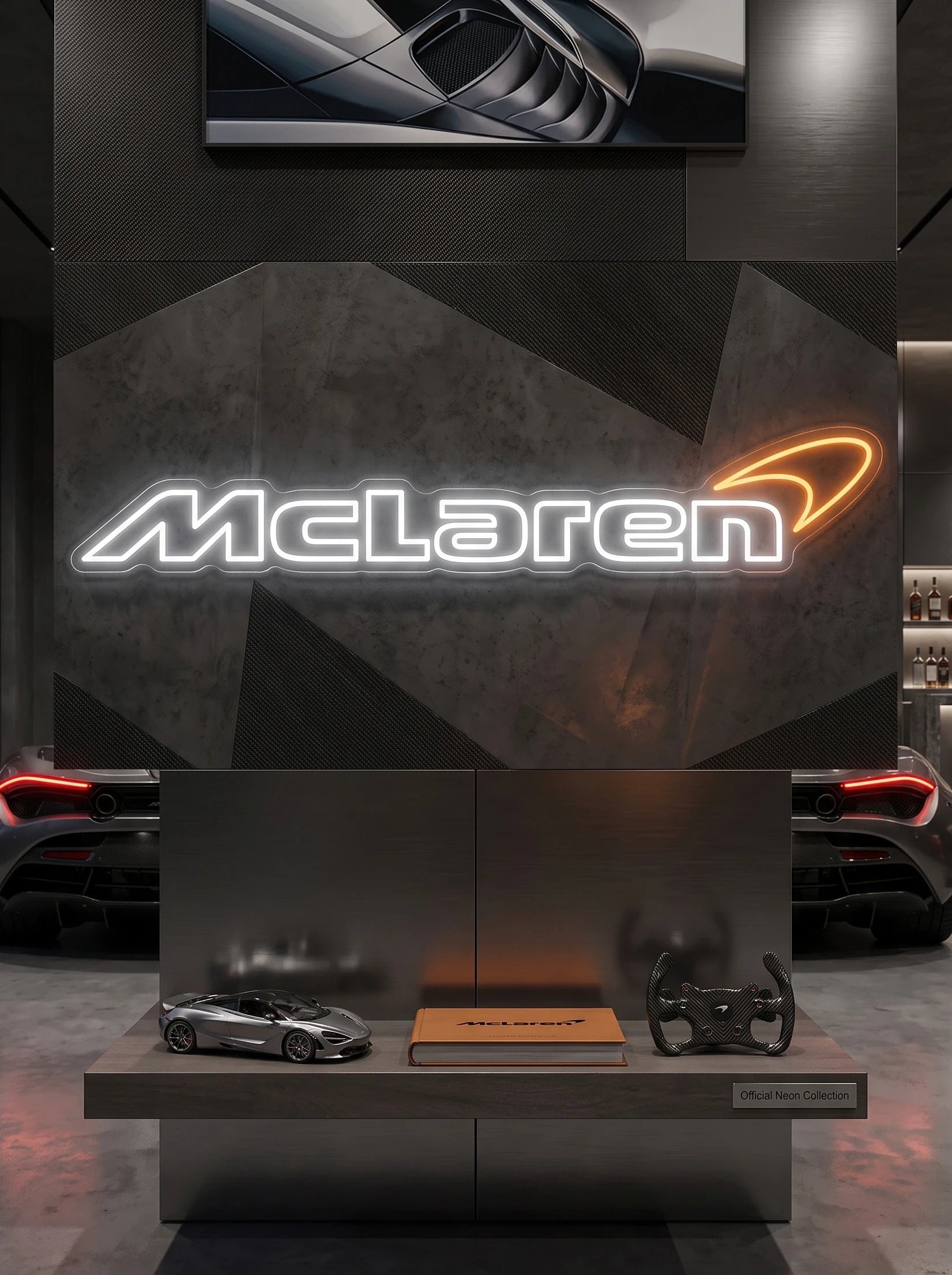 Néon LED mural logo McLaren allumé dans un garage, déco supercar britannique