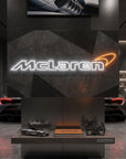 Néon LED mural logo McLaren allumé dans un garage, déco supercar britannique