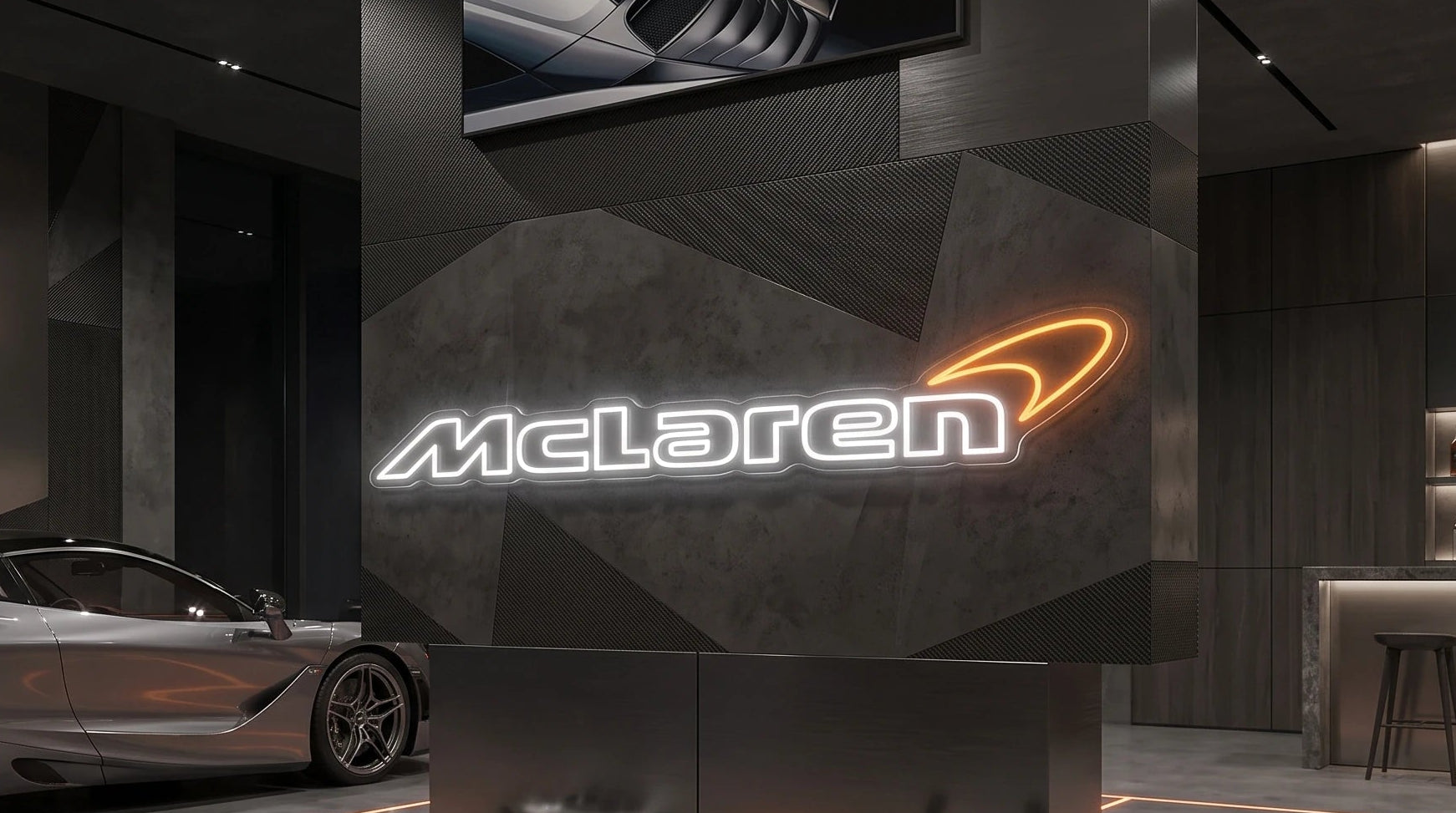 Néon LED mural logo McLaren allumé dans un garage, déco supercar britannique